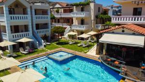 una vista aérea de una piscina en un hotel en Kokalas Resort en Georgioupolis