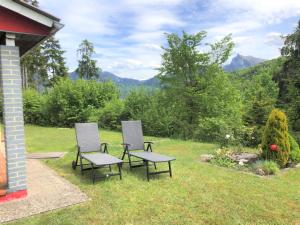 En hage utenfor Ferienhaus am Traunsee mit Bergsicht