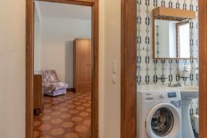 baño con lavadora en una habitación en Dimora al Peller Tuenno OSPITAR, en Tuenno