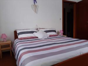 Een bed of bedden in een kamer bij Casa ai Girasoli Tenna Ospitar