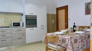 Kuchyňa alebo kuchynka v ubytovaní Casa alla Cantinota Padergnone Ospitar