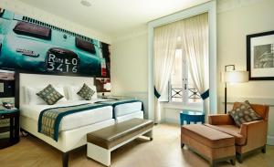 Habitación de hotel con cama y silla en Hotel Indigo Rome - St. George, an IHG Hotel en Roma