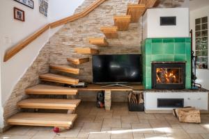 Przystań Kopalino في كوبالينو: غرفة معيشة مع تلفزيون ومدفأة