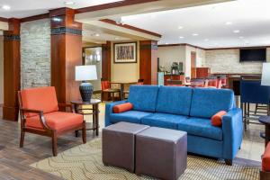 uma sala de estar com um sofá azul e cadeiras em Comfort Inn Hoffman Estates - Schaumburg em Hoffman Estates