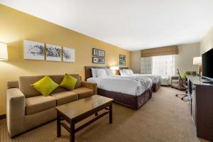 une chambre d'hôtel avec un lit et un canapé dans l'établissement Sleep Inn & Suites Lincoln University Area, à Lincoln