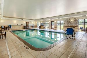 Swimmingpoolen hos eller tæt på Sleep Inn & Suites Lincoln University Area