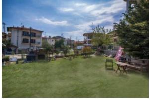 park ze stołem piknikowym i placem zabaw w obiekcie Athina's home 2 w mieście Ajos Nikolaos