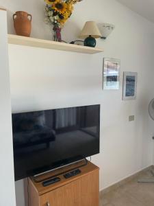 uma televisão de ecrã plano em cima de um armário de madeira em SeaView Apartments 79 em Palau