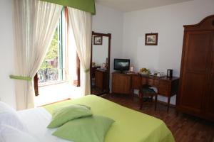 Postel nebo postele na pokoji v ubytování La Magnolia Sorrento - City Centre Hotel