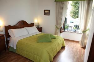 Postel nebo postele na pokoji v ubytování La Magnolia Sorrento - City Centre Hotel