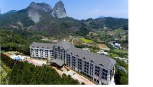 an aerial view of a building with a mountain in the background at Condomínio Vista Azul hotel in Pedra Azul