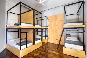 Una habitación con cuatro literas. en Milhouse Avenue, en Buenos Aires 55 fotos más