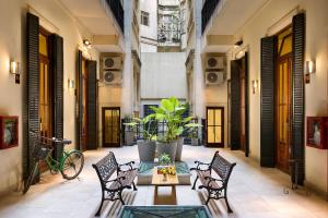 a courtyard in a building with a table and chairs at Milhouse Avenue in Buenos Aires