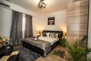 a bedroom with a bed in a room at Eden House in Costinesti