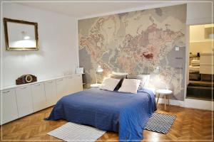 1 dormitorio con 1 cama con mapa en la pared en Fifty shades of travel, en Brasov