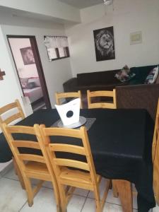 une salle à manger avec une table et des chaises noires dans l'établissement Villa Mia 15, à St Lucia