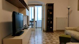 Televízia a/alebo spoločenská miestnosť v ubytovaní Casa alla Cantinota Padergnone Ospitar