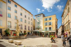 Afbeelding uit fotogalerij van Provence Au Coeur Appart Hotels in Forcalquier