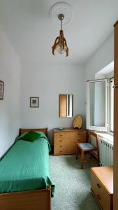 sypialnia z zielonym łóżkiem i oknem w obiekcie Casa vacanze da Cristina app B w mieście Maratea
