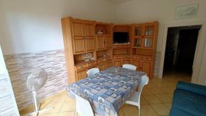 Telewizja i/lub zestaw kina domowego w obiekcie Casa vacanze da Cristina app B