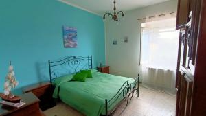 Łóżko lub łóżka w pokoju w obiekcie Casa vacanze da Cristina app B