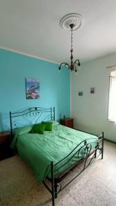 Łóżko lub łóżka w pokoju w obiekcie Casa vacanze da Cristina app B
