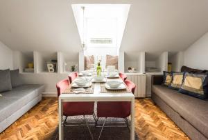 salon ze stołem i kanapą w obiekcie My Citymad Stay Madrid w Madrycie