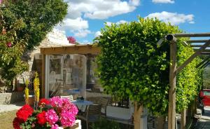 a garden with flowers and a pergola at La Casa di Dolly in Galanádhon