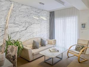 شانغري لا مانشن في موستار: غرفة معيشة مع أريكة وجدار من الرخام