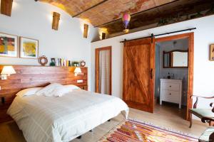 Postel nebo postele na pokoji v ubytování Mas Teixidor, Masia entre Girona y la Costa Brava + 37 fotografií
