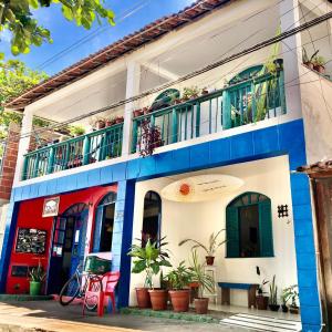een blauw-wit gebouw met een balkon bij Maré Mansa Pousada e Hostel in Itacaré