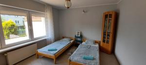 pokój z dwoma łóżkami i oknem w obiekcie Nad Morzem w Gdańsku