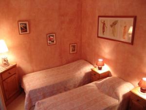una camera con due letti e due lampade di Les Glaciers - Appartement 1 a Chamonix-Mont-Blanc
