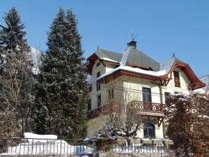 una grande casa con tetto ricoperto di neve di Les Glaciers - Appartement 1 a Chamonix-Mont-Blanc