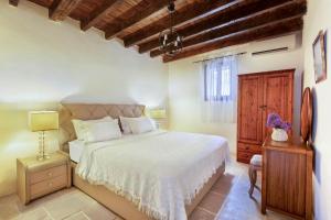 A bed or beds in a room at Meleni Cottage Houses