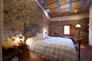 Postel nebo postele na pokoji v ubytování Mas Teixidor, Masia entre Girona y la Costa Brava
