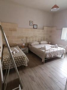 1 dormitorio con 1 cama y escalera. en Cala del Conte 5, en Torre Colimena