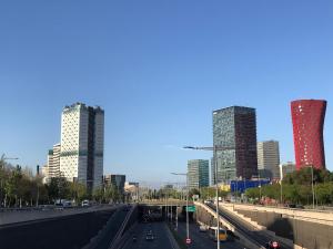 a view of a city with tall buildings and a highway at Habitación Amaya 1 in Las Corts