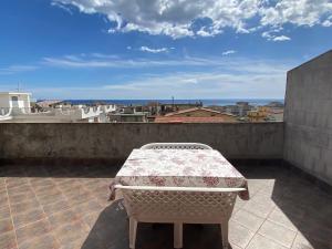 una mesa en un balcón con vistas a la ciudad en La terrazza sullo Jonio, en Roccella Ionica