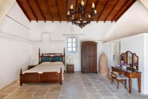 Postel nebo postele na pokoji v ubytování Meleni Cottage Houses + 52 fotografií