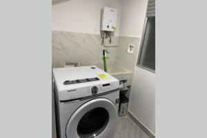 a washer and dryer in a small room at Hermoso Apartaestudio en Sabaneta. in Sabaneta