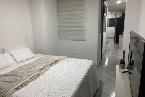 Postel nebo postele na pokoji v ubytování Hermoso Apartaestudio en Sabaneta.