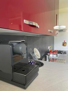 een keuken met een koffiezetapparaat op het aanrecht bij Appartamento Massa in Massa