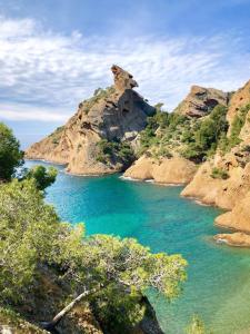 een rivier in het midden van een berg met blauw water bij Chambre d'hôtes LE SECADOU in La Ciotat