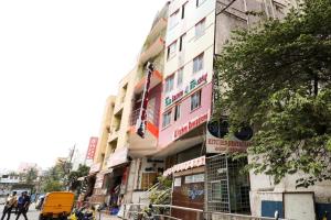 un edificio en una calle de la ciudad con gente pasando por delante en Palm Rooms Near CHRISTH UNIVERSITY&DAIRY CIRCLE, en Bangalore