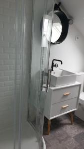 een badkamer met een wastafel en een glazen douche bij Au bord de Mers in Mers-les-Bains +27 foto's