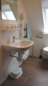 カロリーネンジールにあるFerienwohnung Wattwurmの洗面台とトイレ付きのバスルーム