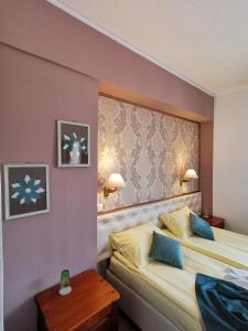 um quarto de hotel com duas camas e uma mesa em Zigen House em Bansko