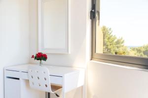 アルテミダにあるApartments Efiの白いデスク(花瓶付) +91枚の写真