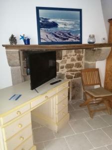 a desk with a television on top of it at Gites Luzy Morvan Bourgogne in Luzy